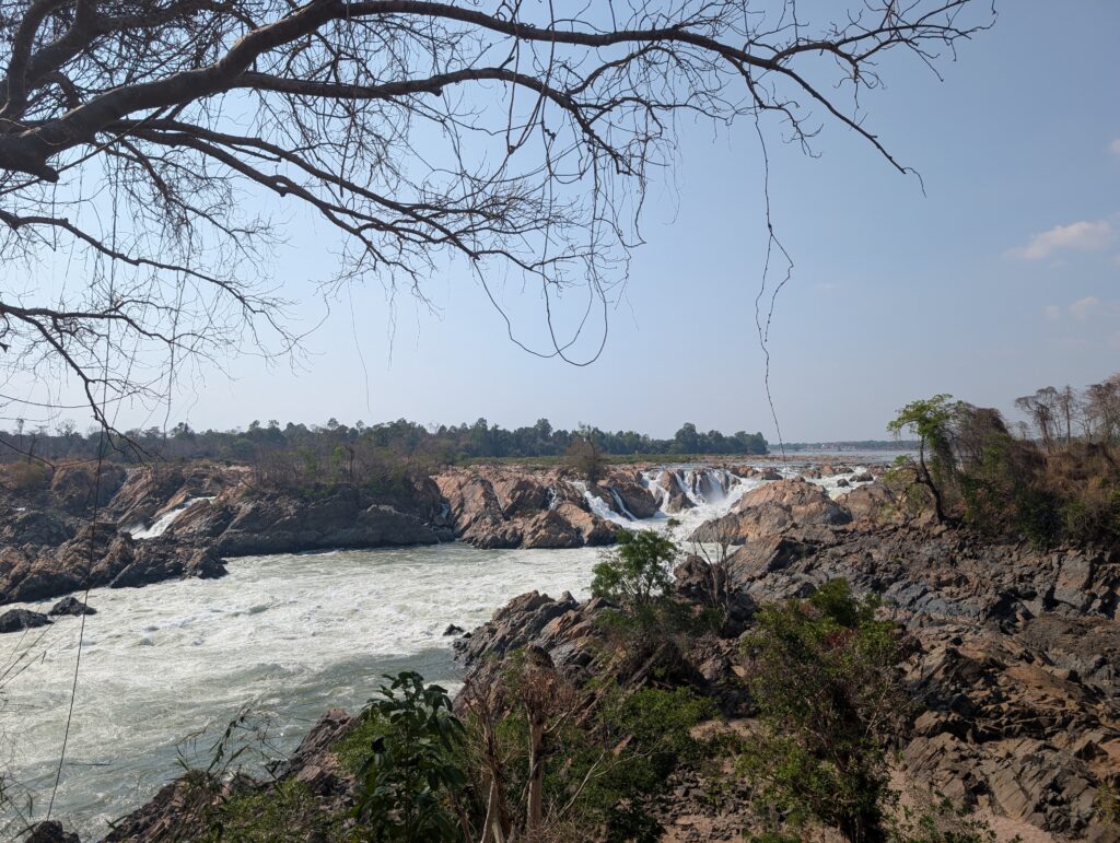 A photograph of thw worlds widest waterfall, although it doesnt look so incredibly wide.